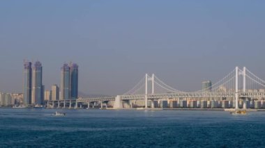 Busan 'daki Gwangan Köprüsü, Güney Kore, gündüz vakti deniz gemisiyle