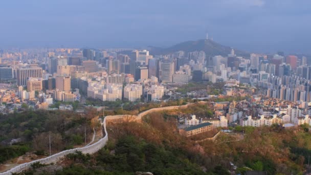 Вид Воздуха Городской Пейзаж Сеула Сеульскую Башню Намсан Закате Горы — стоковое видео