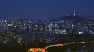 Seul şehir merkezi, Namsan Seul Kulesi ve resimli kale duvarı. Seul, Güney Kore.