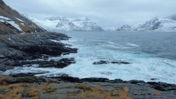 Κύματα Νορβηγική Θάλασσα Σύνθλιψη Στη Βραχώδη Ακτή Στο Φιόρδ Βάρος — Αρχείο Βίντεο