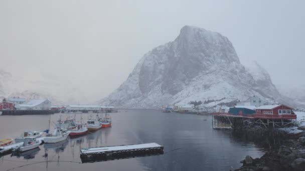 Berühmtes Traditionelles Fischerdorf Hamnoy Auf Den Lofoten Norwegen Mit Schiffen — Stockvideo