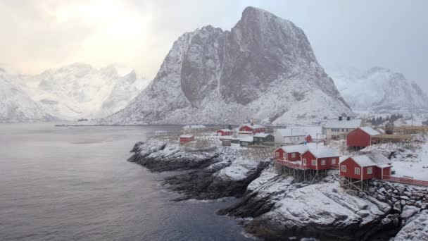 Hamnoy Vesnice Lofoten Ostrovy Norsko Červenými Rorbu Domy Sněhem Zimě — Stock video