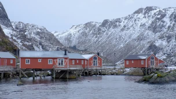 Rorbu Madeira Vermelha Abriga Pilhas Fiorde Nusfjord Uma Das Mais — Vídeo de Stock