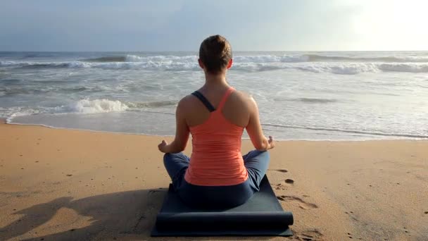 Женщина Занимающаяся Йогой Медитировать Расслабиться Padmasana Lotus Asana Позе Подбородком — стоковое видео