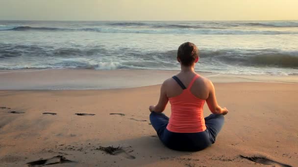 Жінка Робити Йога Медитувати Розслабити Padmasana Lotus Асани Позі Мудра — стокове відео