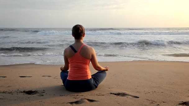 Frau Beim Yoga Meditieren Und Entspannen Padmasana Lotus Asana Pose — Stockvideo