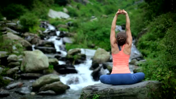 Junge Sportlich Fitte Frau Beim Yoga Meditieren Padmasana Lotus Pose — Stockvideo