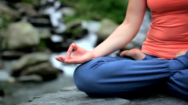 Крупный План Женщины Занимающейся Йогой Медитация Падмасане Lotus Pose Чин — стоковое видео