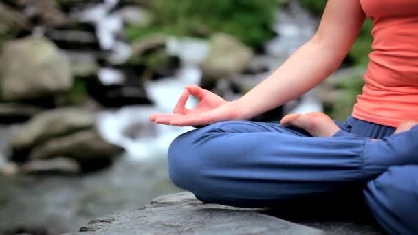 Крупный План Женщины Занимающейся Йогой Медитация Падмасане Lotus Pose Чин — стоковое видео