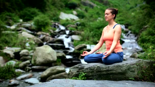 Молодая Спортивная Женщина Занимается Йогой Медитирует Падмасане Lotus Pose Открытом — стоковое видео