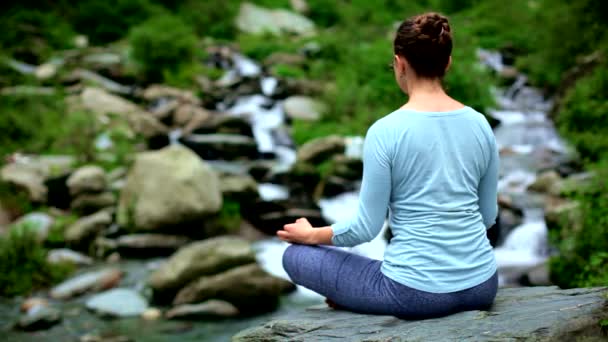 Молодая Спортивная Женщина Занимается Йогой Медитирует Падмасане Lotus Pose Открытом — стоковое видео