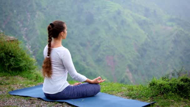 Frau Beim Yoga Meditieren Padmasana Lotus Pose Freien Den Bergen — Stockvideo