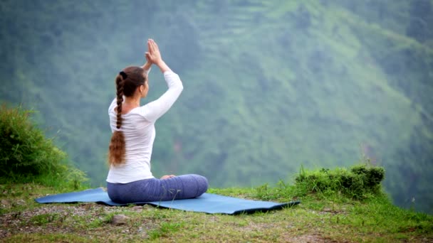 Mulher Fazendo Ioga Meditando Padmasana Lotus Pose Livre Montanhas Pôr — Vídeo de Stock