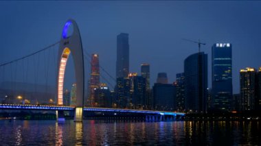 Guangzhou 'nun Zhujiang İnci Nehri üzerindeki Liede Köprüsü manzarası ve geceleri aydınlanan finansal bölgenin modern gökdelenleri. Guangzhou, Çin