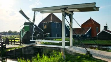 Hollanda 'nın ünlü turizm bölgesi Zaanse Schans' taki yel değirmenleri üzerinde köprüsü olan kırsal bölge. Zaandam, Hollanda. Kamera kaydıyla