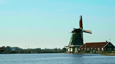 Hollanda kırsal peyzaj yel değirmenleri ünlü turistik sitesinde Zaanse Schans'a Hollanda'da. Zaandam, Hollanda