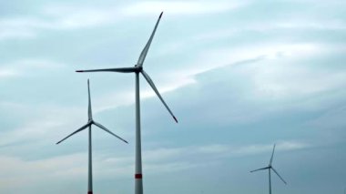 Gökyüzünde bulutlu rüzgar türbinleri