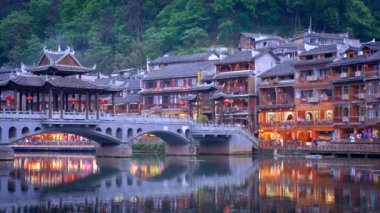 Çin turizm merkezi Feng Huang Antik Kenti (Antik Antik Antik Şehir) Tuo Jiang Nehri üzerindeki köprü gece aydınlandı. Hunan Eyaleti, Çin