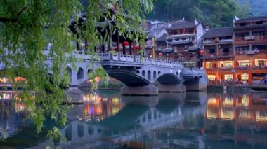 Çin turizm merkezi Feng Huang Antik Kenti (Antik Antik Antik Şehir) Tuo Jiang Nehri üzerindeki köprü gece aydınlandı. Hunan Eyaleti, Çin