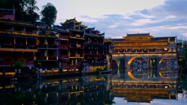 Tuo Jiang nehri üzerindeki Feng Huang Antik Kenti (Antik Antik Antik Çin Kasabası), Çin turizm merkezi. Hunan Eyaleti, Çin. Kamera tavasıyla