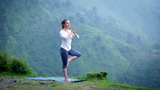 Frau Übt Balance Yoga Asana Vrikshasana Baum Pose Himalaya Gebirge — Stockvideo