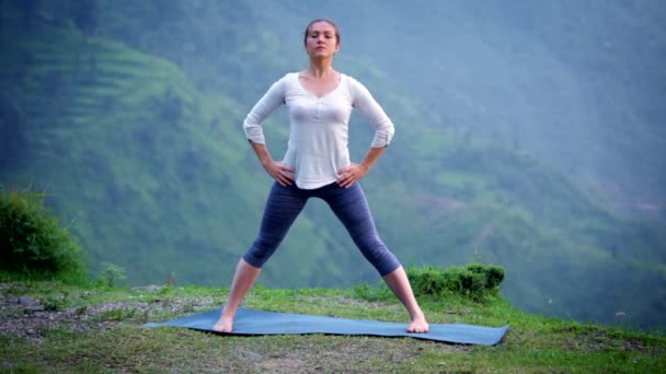 Yoga Oefening Buiten Vrouw Doet Ashtanga Vinyasa Yoga Asana Prasarita — Stockvideo