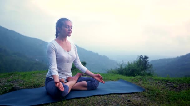 Frau Beim Yoga Meditieren Padmasana Lotus Pose Freien Den Bergen — Stockvideo