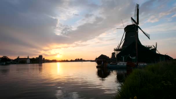 Větrné Mlýny Slavném Turistickém Místě Zaanse Schans Holandsku Při Západu — Stock video