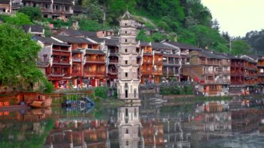 Çin turizm merkezi - Feng Huang Antik Kenti (Antik Antik Antik Şehir) Tuo Jiang Nehri üzerinde. Hunan Eyaleti, Çin. Yatay kamera görüntüleme
