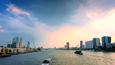 Rotterdam şehir manzarası ve Nieuwe Maas üzerindeki Erasmus köprüsü. Rotterdam, Hollanda