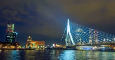 Gece vakti Rotterdam şehir manzarası ve Nieuwe Maas üzerindeki Erasmus köprüsü aydınlandı. Rotterdam, Hollanda