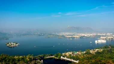 Lake Palace (Jag Niwas) ve Jag Mandir (Lake Garden Palace) ile Pichola Gölü 'nün hava manzarası. Udaipur, Rajasthan, Hindistan