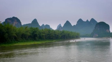 Yangshuo, Guangxi, Çin 'den Li Nehri' ne giden turist gemileri.