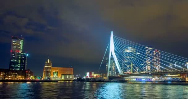 夜明けにロッテルダムの街並みとエラスムス橋が照らされた ロッテルダム オランダ — ストック動画