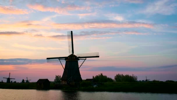 Szélmalmok Híres Turisztikai Oldalon Kinderdijk Hollandiában Naplementekor Drámai Égbolttal Kinderdijk — Stock videók