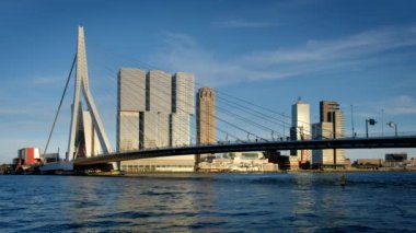 Rotterdam şehir manzarası ve gün batımında Nieuwe Maas üzerindeki Erasmus köprüsü. Rotterdam, Hollanda