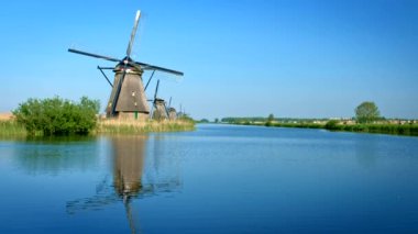 Hollanda kırsal kesiminin manzarası - Hollanda 'nın ünlü Kinderdijk turistik bölgesinde yel değirmenleri. Kinderdijk, Hollanda