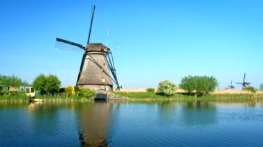 Hollanda kırsal kesiminin manzarası - Hollanda 'nın ünlü Kinderdijk turistik bölgesinde yel değirmenleri. Kinderdijk, Hollanda