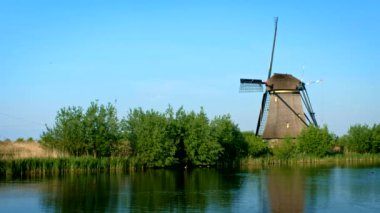Hollanda 'nın kırsal kesiminde manzara - Hollanda' nın ünlü Kinderdijk turistik bölgesinde yel değirmeni. Kinderdijk, Hollanda