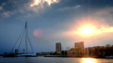 Rotterdam şehri üzerinde gün batımı ve Nieuwe Maas üzerinde Erasmus köprüsü. Rotterdam, Hollanda. Kamera kaydıyla