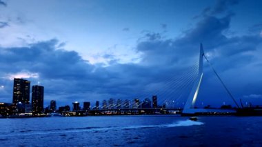 Erasmus Köprüsü (Erasmusbrug) ve Rotterdam gökdelenleri gece aydınlandı. Rotterdam, Hollanda