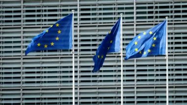 Avrupa Birliği bayrakları Berlaymont binası önünde, Avrupa Komisyonu 'nun Brüksel' deki genel merkezi