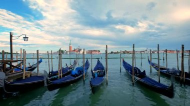 Venedik 'te romantik bir tatil. Venedik gölünde gondollar. Saint Mark (San Marco) meydanında, Venedik' te San Giorgio di Maggiore kilisesinde.
