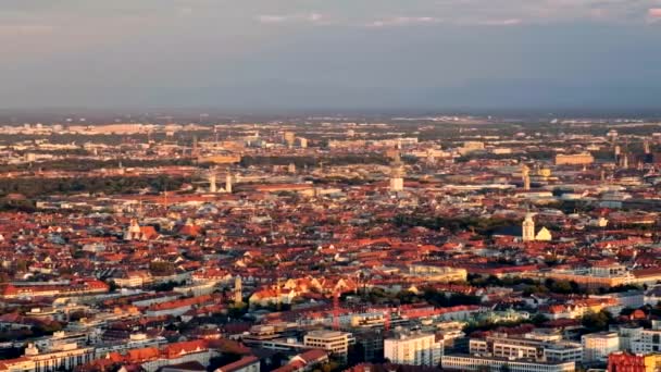 日没のオリンピックタワー オリンピックタワー からのミュンヘンの空中展望 ミュンヘン バイエルン ドイツ カメラパンニングで — ストック動画