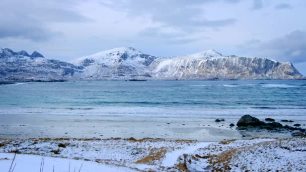Golven Van Noorse Zee Verpletterende Rotsachtige Kust Fjord Strand Van — Stockvideo