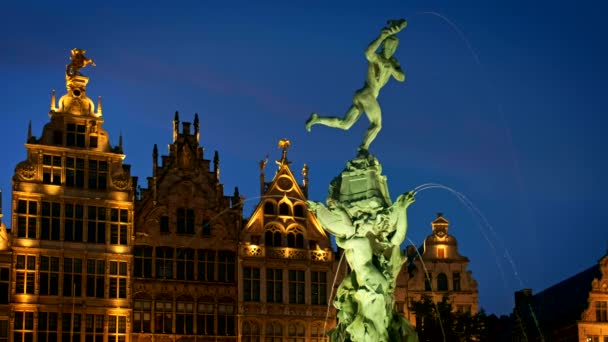 Antwerpen Beroemde Brabo Standbeeld Fontein Verlicht Nachts Oude Huizen Antwerpen — Stockvideo