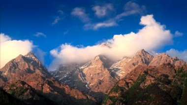 Himalayalar bulutların üzerinde zirve yapıyor.