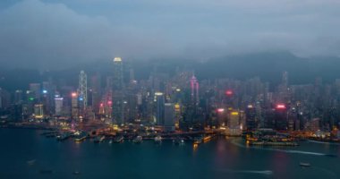 Gece gündüz aydınlanan Hong Kong gökdelenleri gökdelenleri gökdelenleri Victoria Limanı üzerinde. Hong Kong, Çin