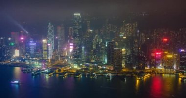 Aydınlatılmış Hong Kong gökdelenlerinin hava zaman çizelgesi şehir merkezindeki gökdelenlerin akşamları. Hong Kong, Çin