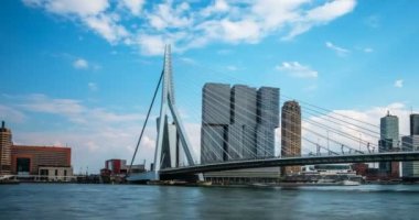 Rotterdam şehir manzarası ve Nieuwe Maas üzerindeki Erasmus köprüsü. Rotterdam, Hollanda. Döndürme hareketi